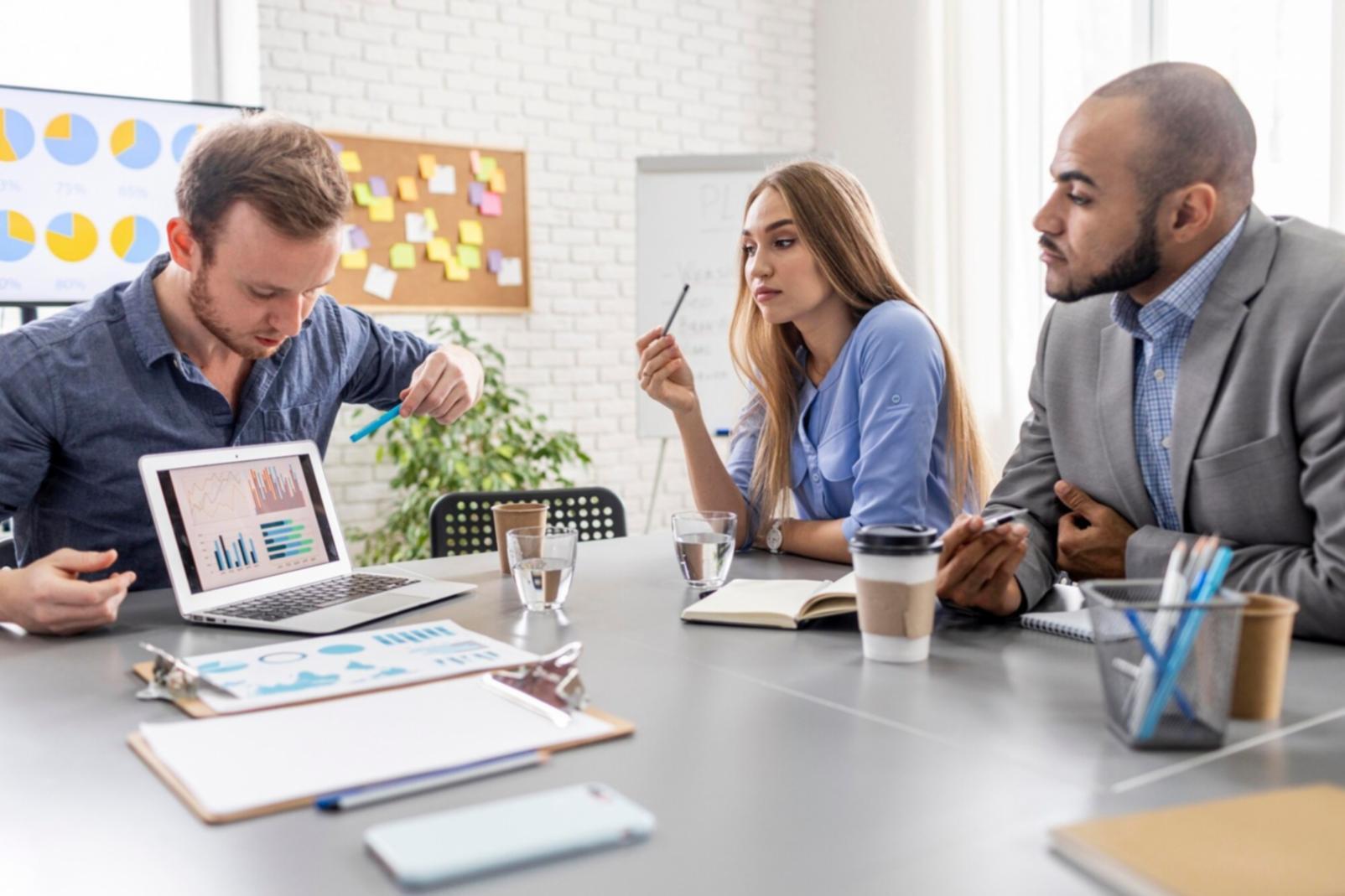 Professionelle Finanzberatung im modernen Büroumfeld