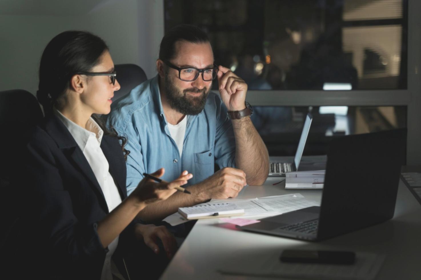 Konzentriertes Arbeiten am Schreibtisch mit strukturierter Planung