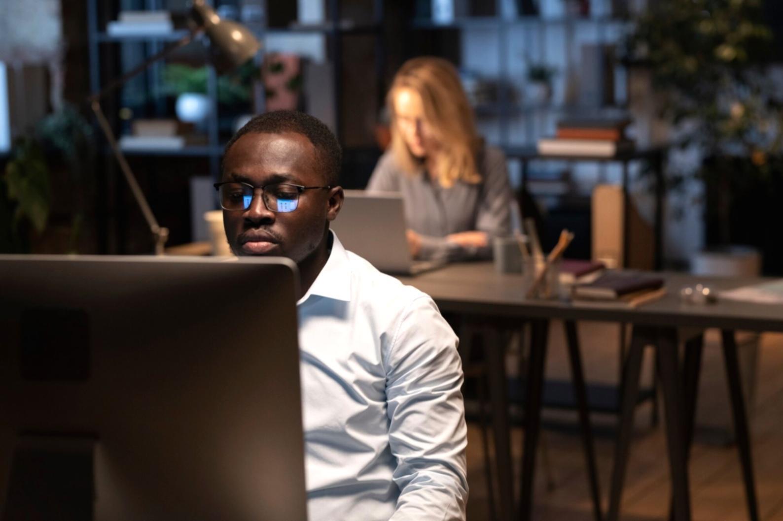 Ergonomischer Arbeitsplatz mit Laptop und ordentlicher Ausstattung
