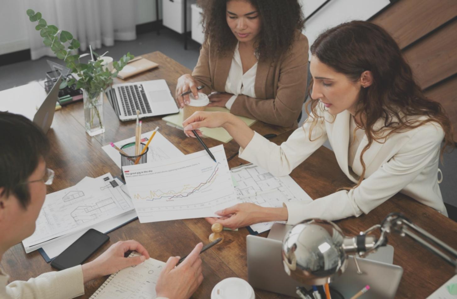 Teilnehmer arbeiten an praktischen Finanzszenarien im Workshop